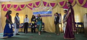 विज्ञान नाटक में प्रतिभाग करते प्रतिभागी